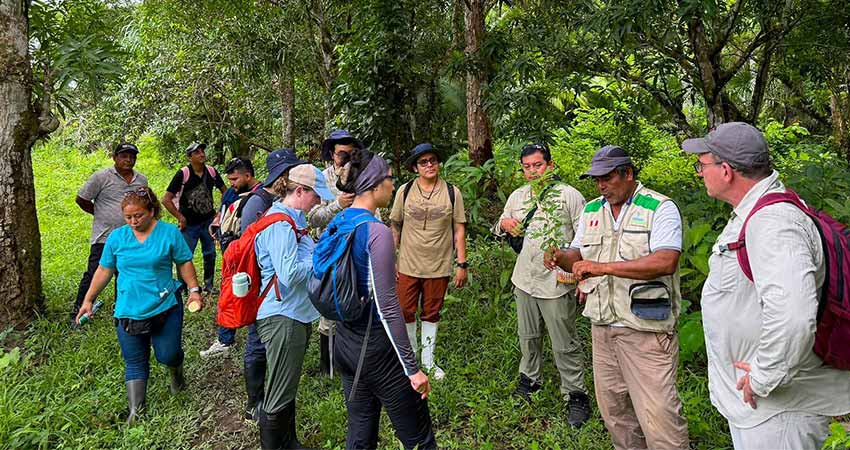 Field trip understanding the Amazonian ecosystem. Photo: Courtesy Amanatari