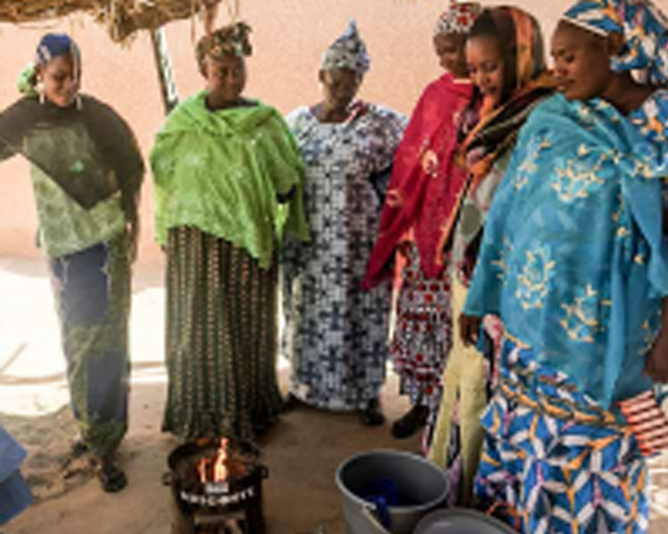 Women witnessing an efficient cookstove demonstration in Ansongo, Mali.