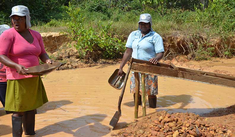Mining women, Colombia